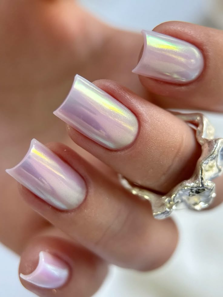 голографический маникюр 2025